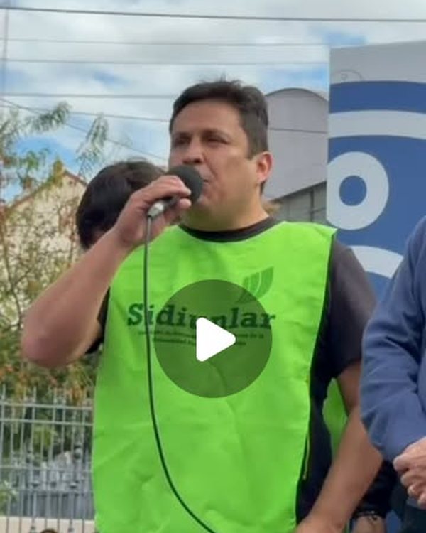 Dirigente de SIDIUNLaR hablando con un micrófono durante la movilización